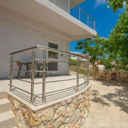 Arismari House